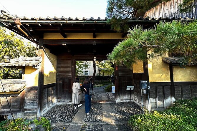 1-Day Winter Tour From Nozawa Onsen: Snow Monkeys, Zenko-ji Temple & Sake - Who should book this experience?