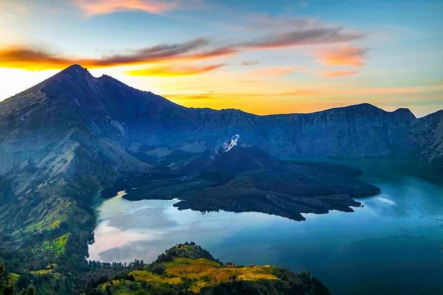 3d/2n trekking mount rinjani summit lake & hot springs - The long descent to Senaru