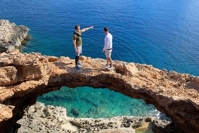 4 hours of Discovery, Snorkeling, natural jacuzzi, pirate cave - What the walk to the rock bridge is really like
