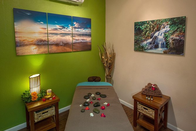60 Minute Couples Massage - A quiet hour in the middle of Honolulu