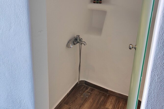 Akrotiri: Couples Massage & Pool Day Access - The massage room and couples format