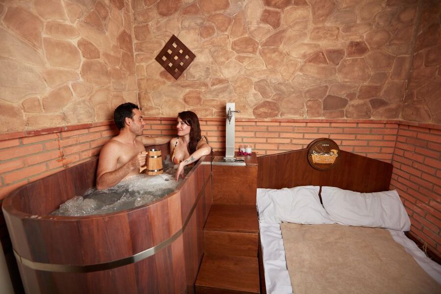 Alicante: Beer Spa Experience with Tastings and Snacks - The important question: shared tub or private setup?