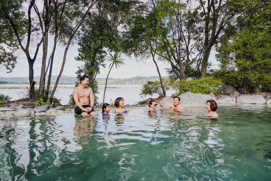 Auckland: Rotorua Highlights inc Wai-O-Tapu & Polynesian Spa - Tīrau and its corrugated iron character