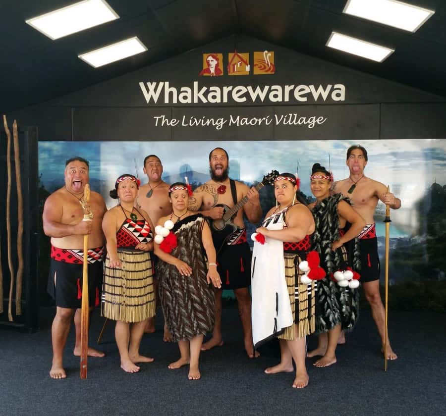 Auckland: Wai-O-Tapu, Maori Haka & Hot Springs Rotorua Tour - Polynesian Spa beside Lake Rotorua