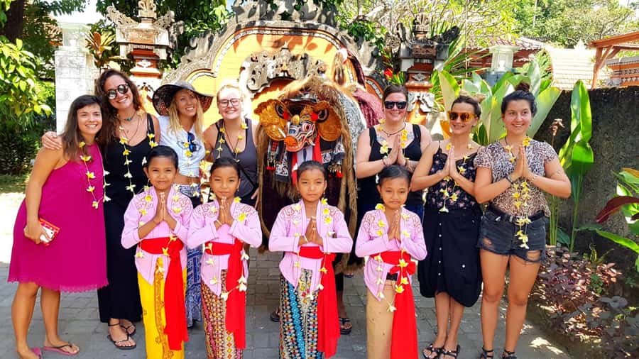 Bali: 7 Day Solo Traveler’s Yoga Retreat In Ubud - Monday: natural medicine and Canang offerings
