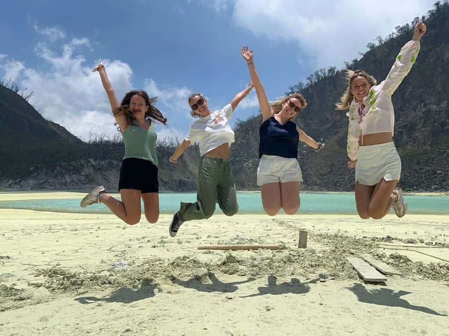 Bandung: White Crater, Scenic Tea Plantations & Hot Spring - Private or open tour: choose based on control and cost