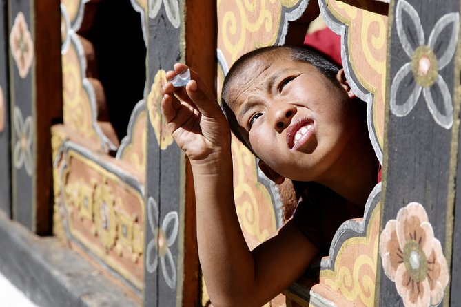 Bhutan Spiritual & Wellness Tour Package With Monastic Stay - Day 2: Dochu La, Gangtey Valley, and a monastery night