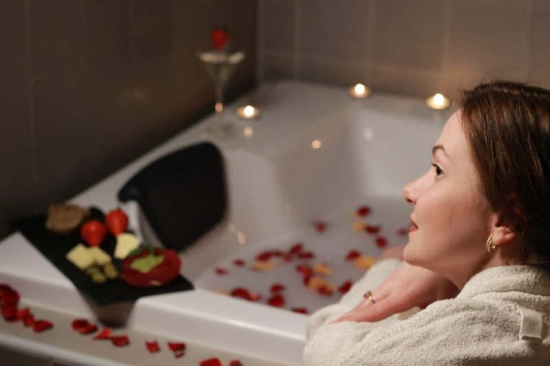 BUDAPEST, Day Spa : Couples Massage with Roses Bubble Bath - A Romantic Spa Plan in Central Budapest