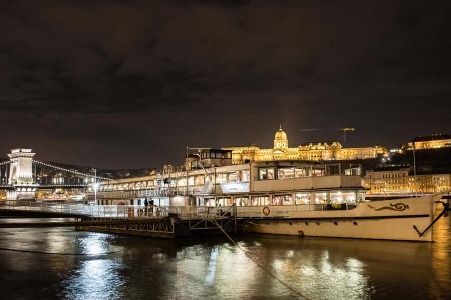 Budapest Super Saver: Spa, Basilica Tour, and Danube Cruise - The 7 PM Danube cruise aboard Gróf Széchenyi