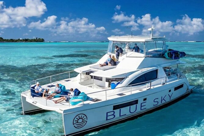 Catamaran with jacuzzi for groups Lunch and drinks Puerto plata - What the $799 group price really buys