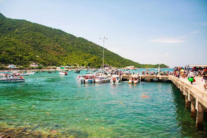 Cham Island Tour: Snorkeling & Spa from Da Nang/Hoi An - Seafood lunch and a freshwater shower at Bai Ong