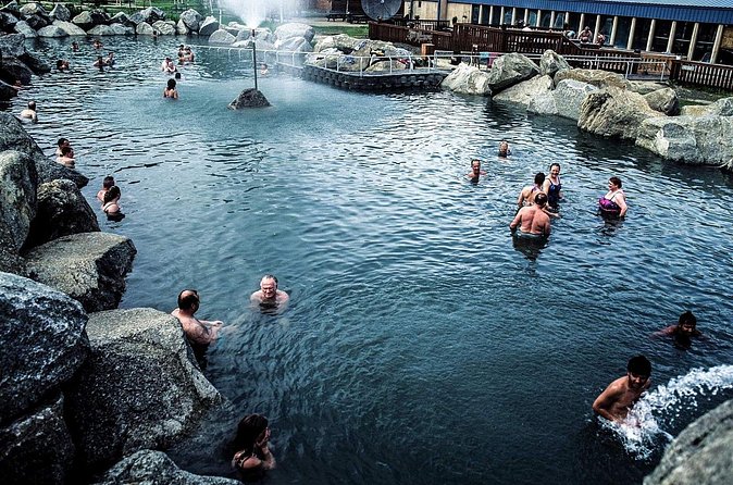 Chena Hot Springs Shuttle Service - Northern Lights photo stops, with limits