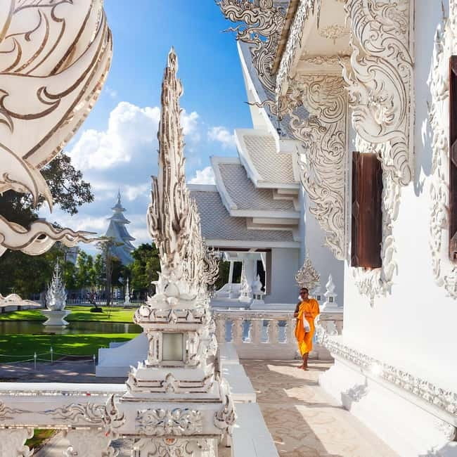 Chiang Mai: Chiang Rai Famous Temples & Hot Springs Day Trip - Lunch at Lanmanee Food Court