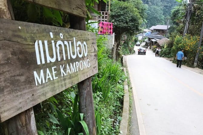 Chiang Rai White Blue Red Temples with Hot Spring from Chaing Mai - Lunch is useful, but keep expectations modest