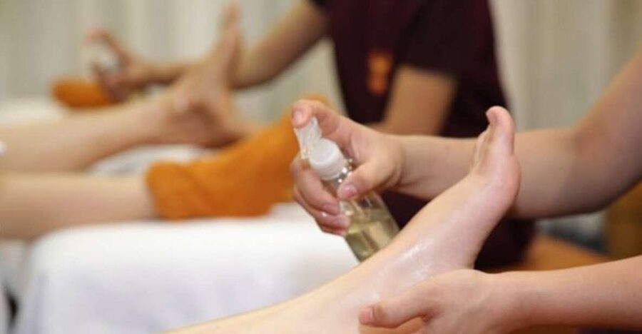 Da Nang: Relax with 60 minutes Foot Massage - The setting: music, oil, and warm water