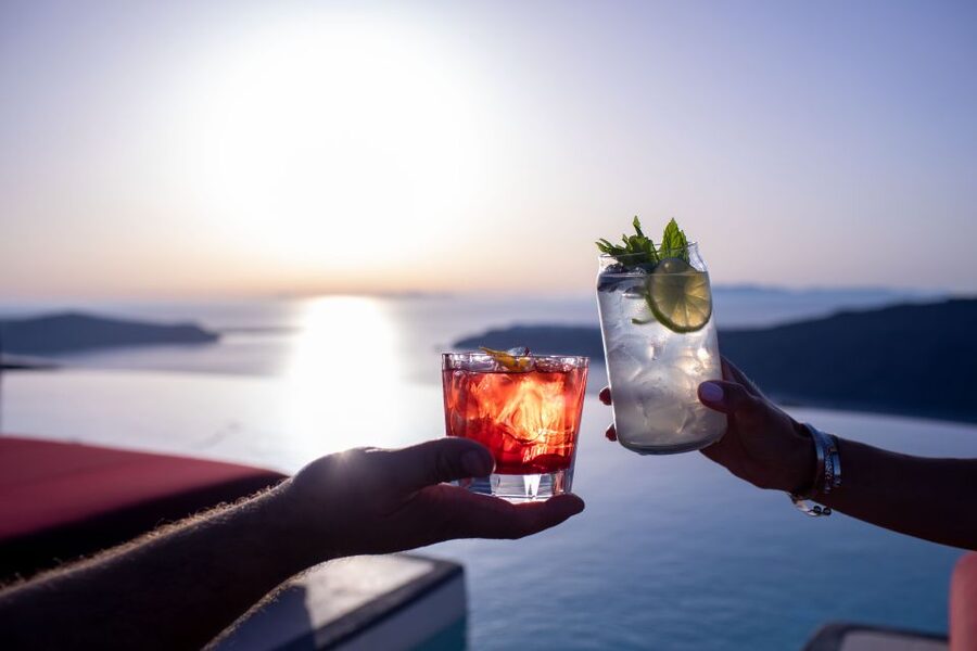Daybed Relaxation with infinity pool use with caldera views - Key points to know before booking