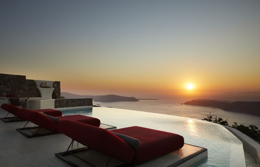 Daybed Relaxation with infinity pool use with caldera views - A slow afternoon above the caldera