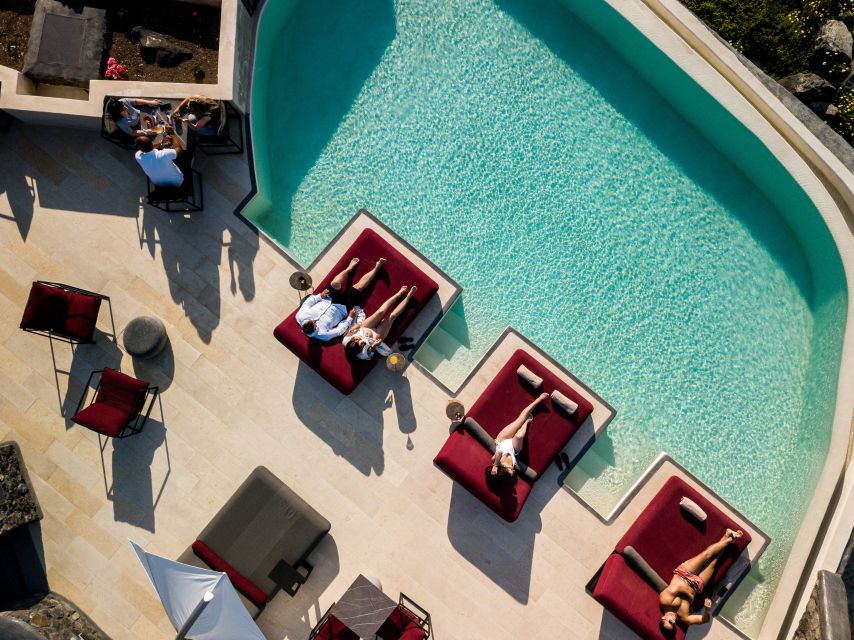 Daybed Relaxation with infinity pool use with caldera views - The best time to use the sunset view