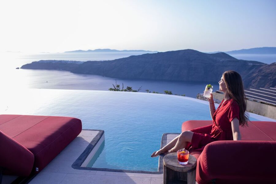 Daybed Relaxation with infinity pool use with caldera views - What the price means for two people