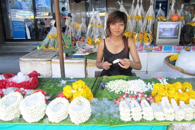 Experience Bangkok at Night with Streetfood Dinner & Foot Massage - Khao San Road and Soi Rambuttri after dark