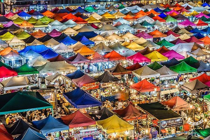 Experience Bangkok at Night with Streetfood Dinner & Foot Massage - A 30-minute foot massage outdoors