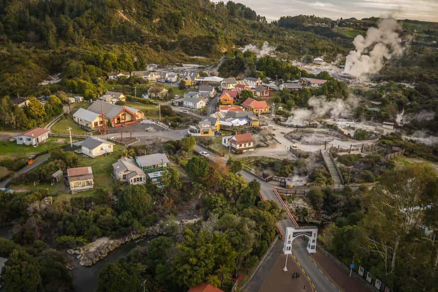 From Auckland: Rotorua Māori Village & Hot Springs with Haka - The three-hour road to Rotorua