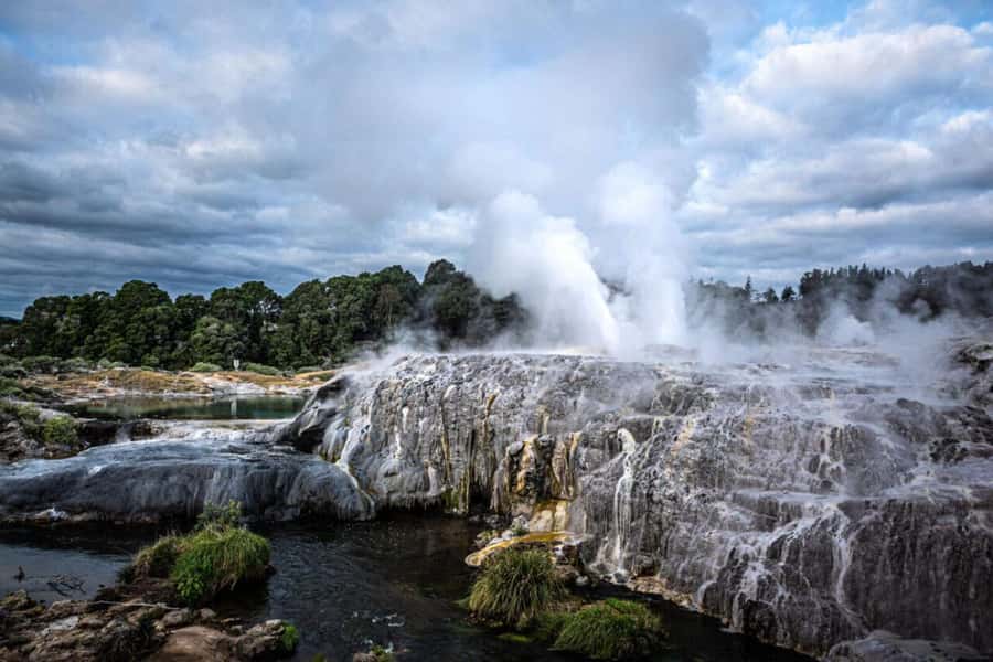 From Auckland: Rotorua Te Puia, Haka & Polynesian Spa Tour - The long ride from Auckland to Rotorua