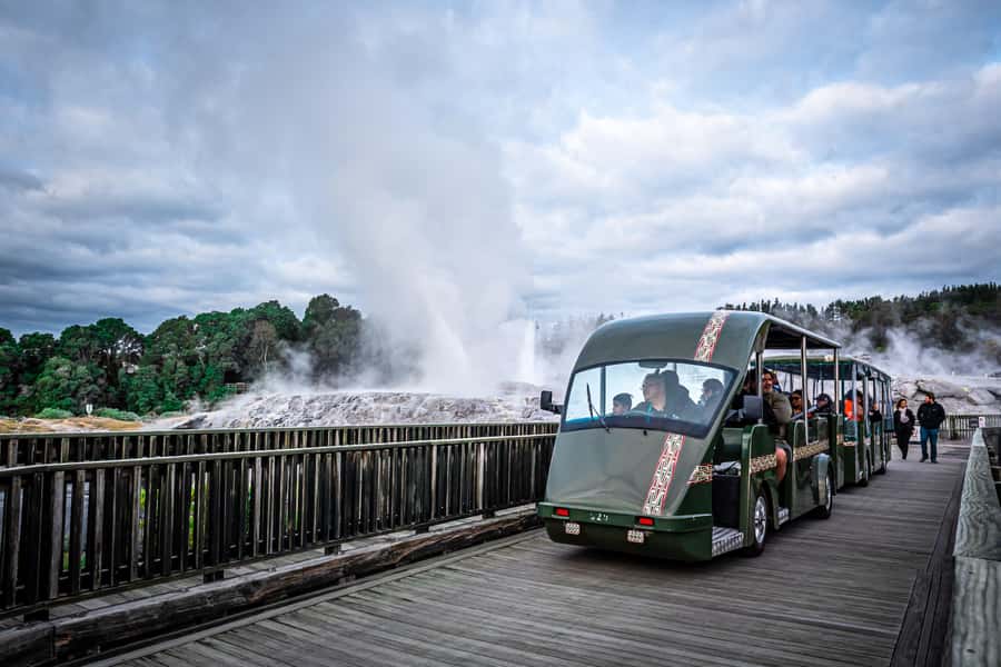 From Auckland: Rotorua Te Puia, Haka & Polynesian Spa Tour - Two hours at Polynesian Spa
