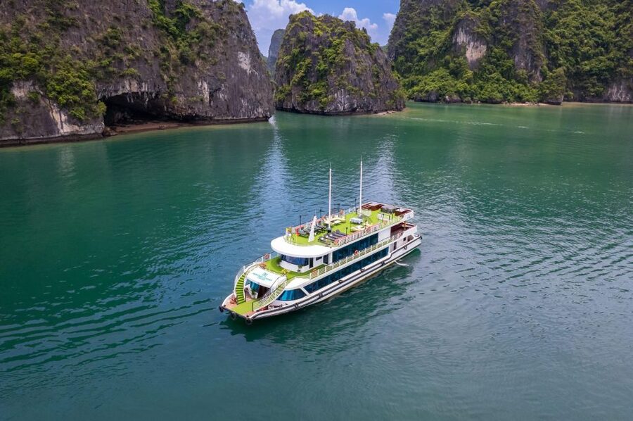 From Hanoi: 1-Day Halong 5-Star Cruise w/Jacuzzi & Limousine - What this Ha Long Bay day cruise is really like