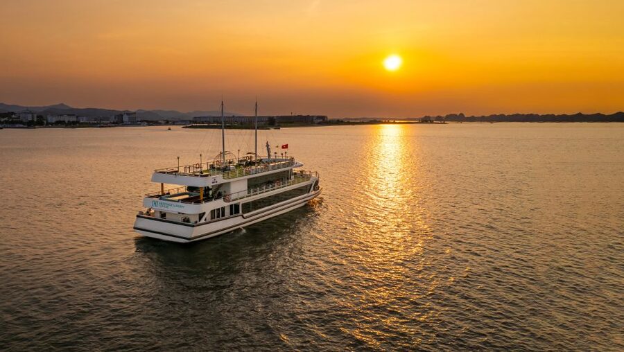 From Hanoi: 1-Day Halong 5-Star Cruise w/Jacuzzi & Limousine - Leaving Hanoi by limousine