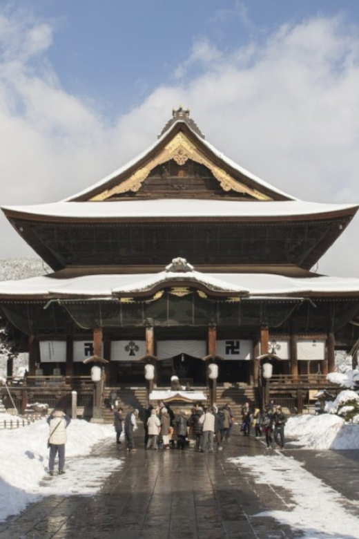 From Nozawa Onsen: Snow Monkeys and Zenko-ji Day Trip & Sake - A warming local lunch after the walk