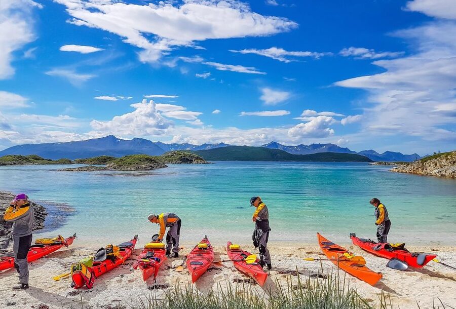 From Tromsø: Kayak trip with lunch and sauna at Sommarøy - Two hours of kayaking around Sommarøy
