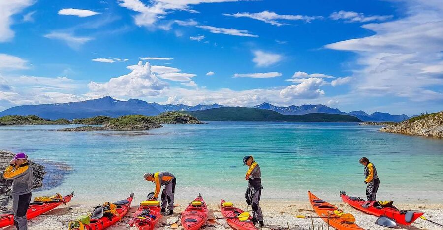 From Tromsø: Kayak trip with lunch and sauna at Sommarøy - The white beach pause