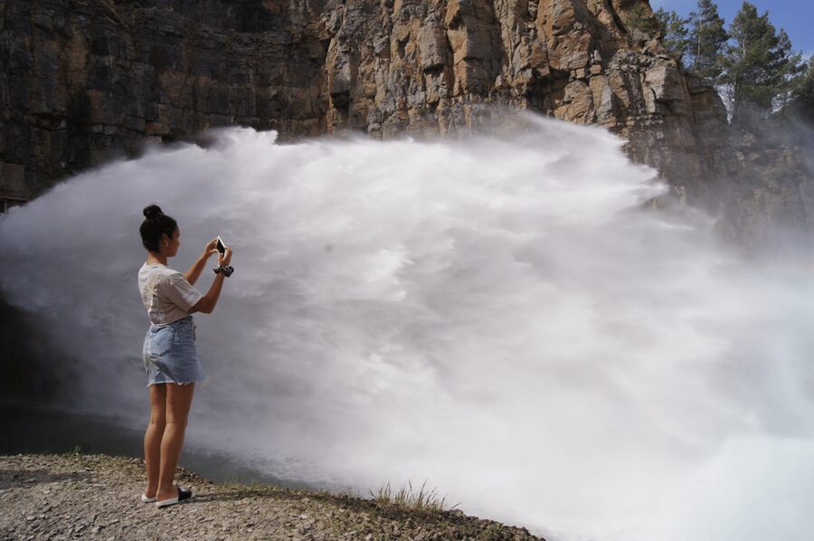 From Valencia: Thermal Springs & Hike - Private Day Tour - Choosing lunch in a local village