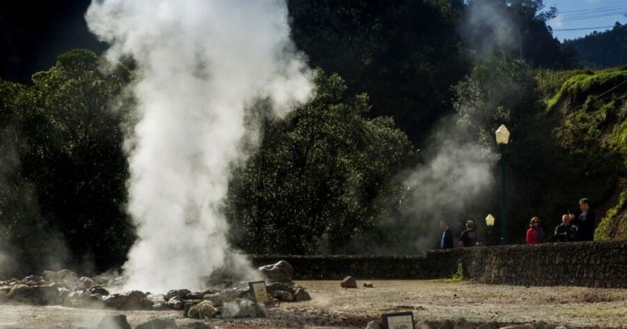 Furnas: Thermal Springs & Tea Plantation Day Tour with Lunch - Furnas lunch, with heat from below