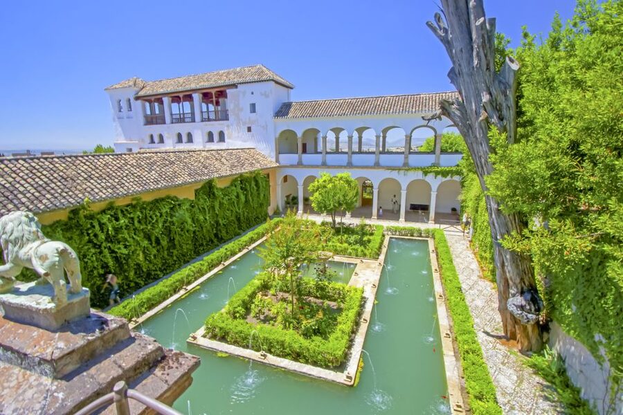 Granada: Alhambra Guided Tour and Arabian Bath and Massage - The Alhambra: let the guide build the story