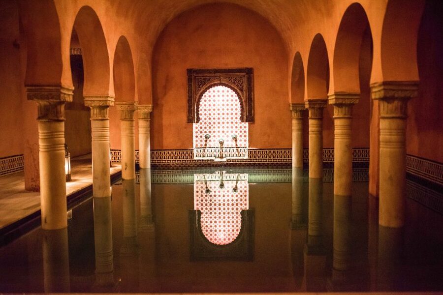 Granada: Hammam Al Ándalus with Massage - The relaxation room and mint tea