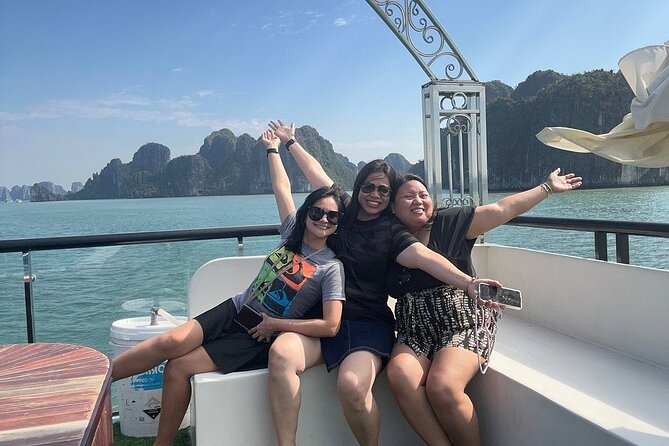 Halong 5star Cruise Day Trip: Buffet Lunch, Jacuzzi & Kayaking - Sung Sot Cave and its 200 steps