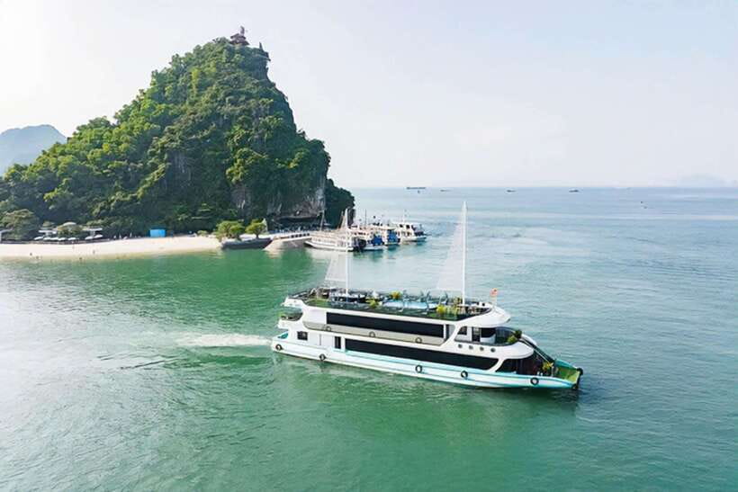 Hanoi: 5-Star Halong Bay Cruise with Lunch, Jacuzzi & Party - Luon Cave by kayak or bamboo boat