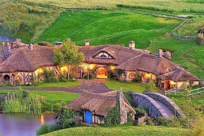 Hobbiton Movie Set Tour to Blue Springs and Mineral Spa - The 7:00 am pickup from Auckland