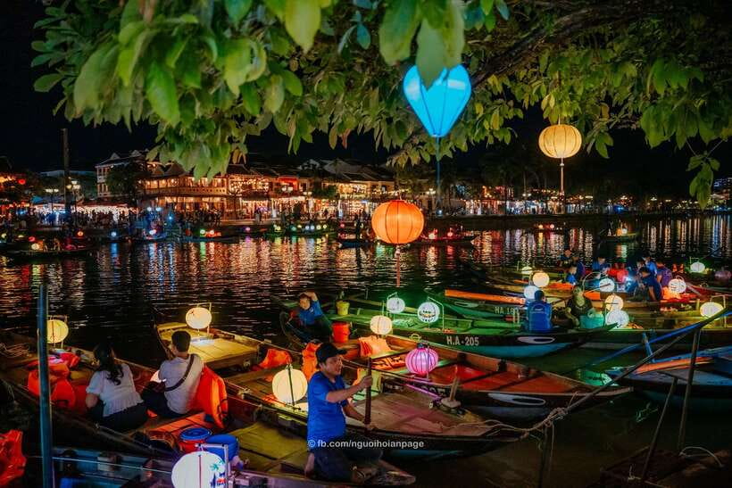 Hoi An: Food tour, Boat Trip and Foot Massage by night - A short lantern boat ride along the river