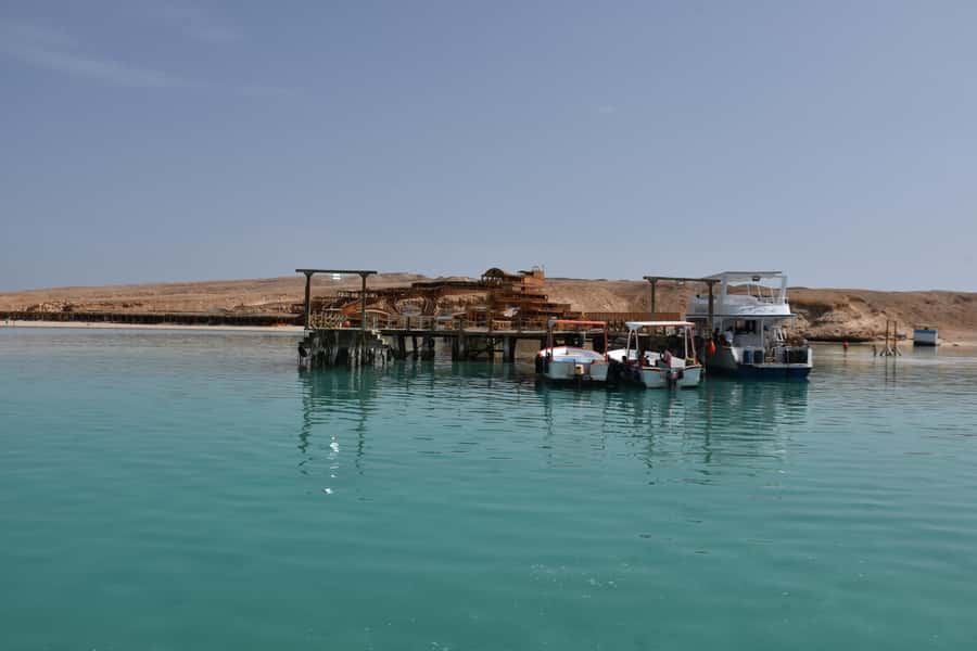 Hurghada: Luxury Giftun island w/snorkeling/lunch & Massage - Fish, barbecue, salads, and fruit at lunch