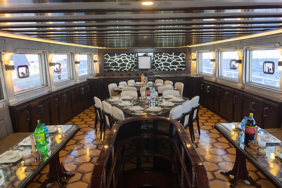 Hurghada: Orange & Giftun Island Cruise with Massage & Lunch - Massage and banana boat time