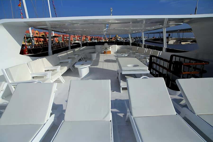 Hurghada: Snorkeling 6 x 1 to Orange Bay w Diving & Massage - Lunch, drinks, and the practical side of eating at sea