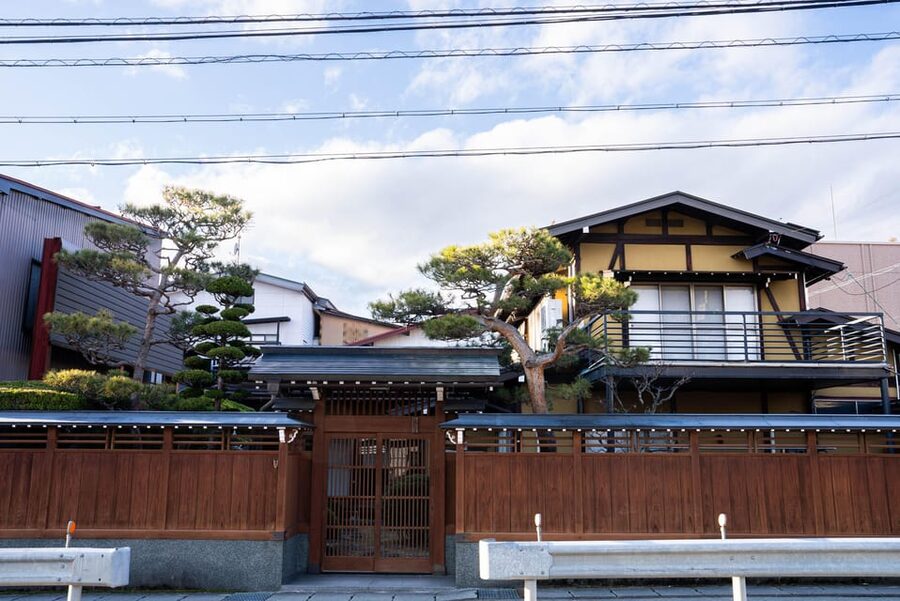Immersive facial treatment in a Japanese space - A Japanese house instead of a hotel spa