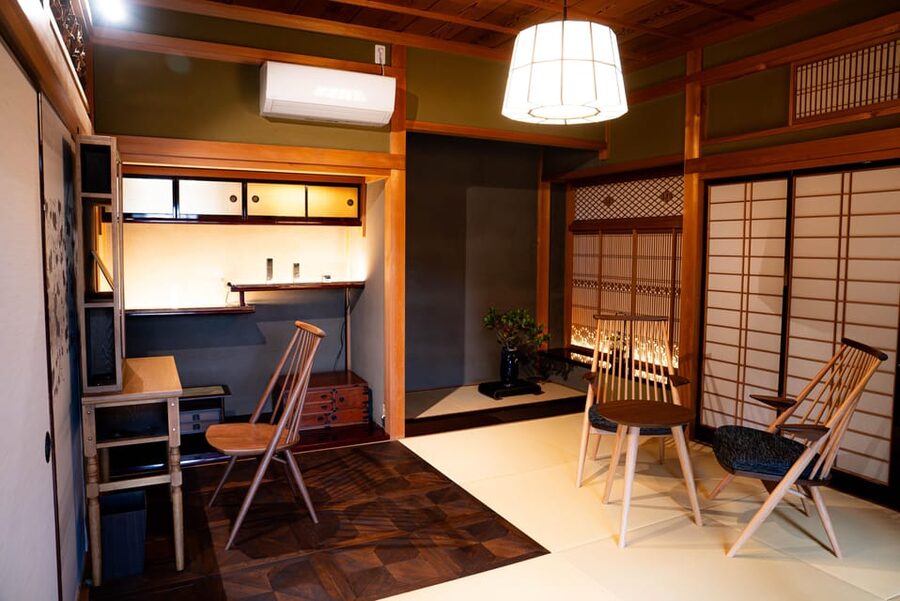 Immersive facial treatment in a Japanese space - Head, neck, face, and décolleté receive the main attention