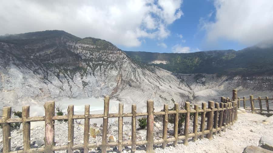 Jakarta: Volcano, Hot Spring, Tea, Rice Fields, &Coffee tour - The road into West Java’s highlands