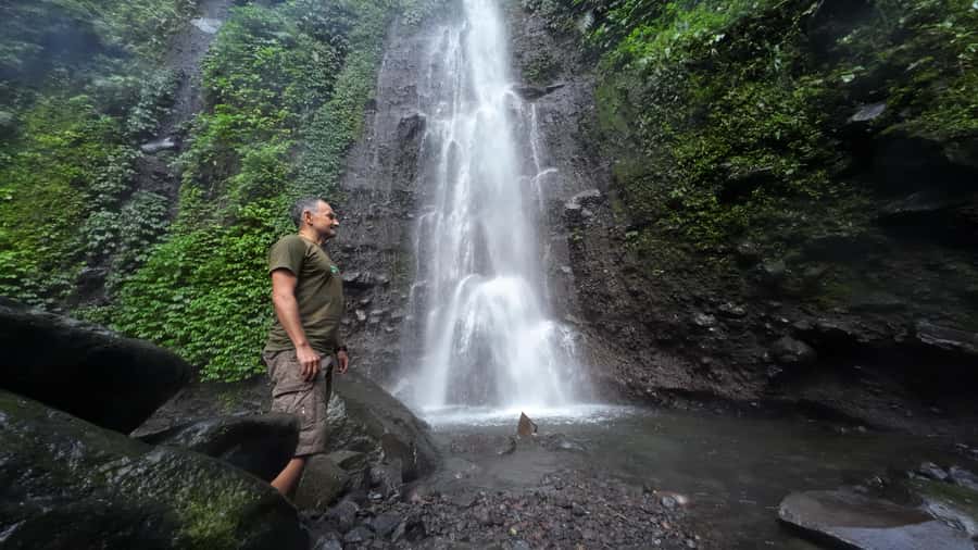 Jakarta: Waterfalls, Volcano, White Crater, Tea, Hot Spring - The guide and car experience