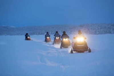 Kiruna: Overnight Snowmobile Tour with Dinner and Sauna