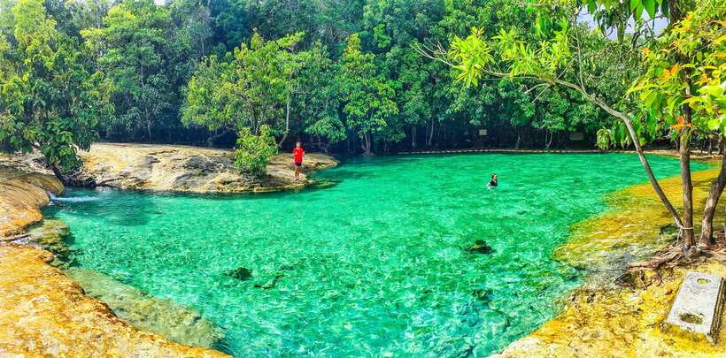 Krabi: Tiger Cave Temple, Emerald Pool and Hot Springs Tour - What to pack for a wet and respectful day
